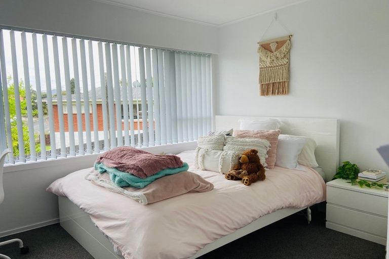 Photo of property in 15 Liston Crescent, Cockle Bay, Auckland, 2014