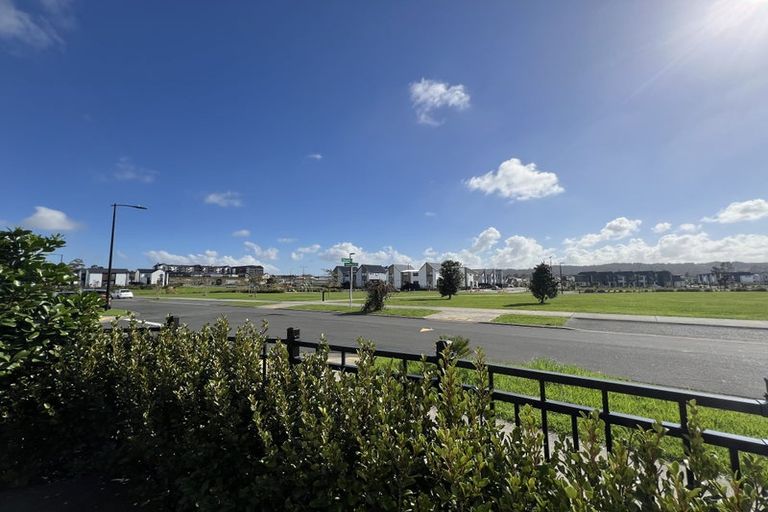 Photo of property in 11 Lumbarda Drive, Kumeu, 0810