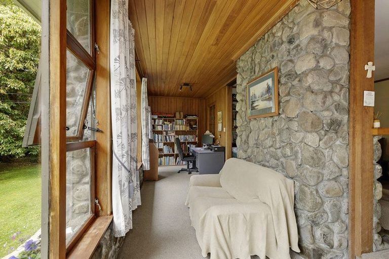 Photo of property in 496 Stokes Valley Road, Stokes Valley, Lower Hutt, 5019