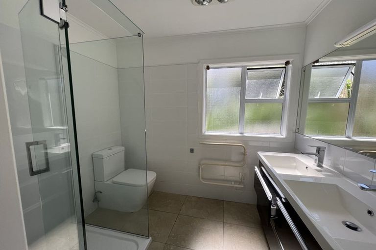 Photo of property in 31 Creamer Avenue, Belmont, Auckland, 0622