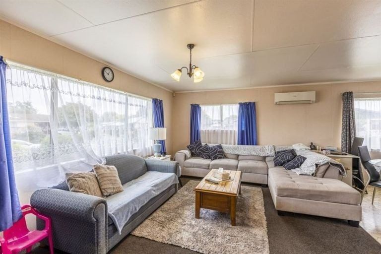 Photo of property in 16 Rosedale Crescent, Cloverlea, Palmerston North, 4412