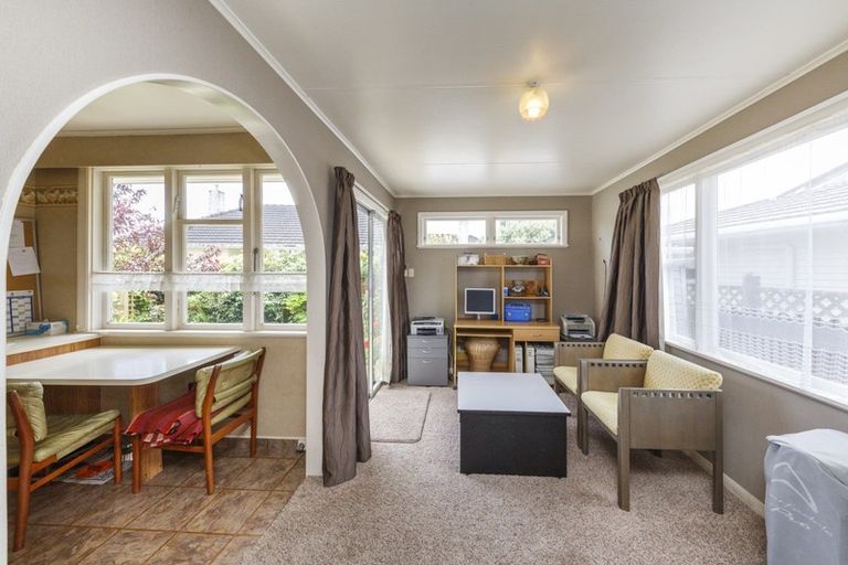 Photo of property in 8 Montrose Place, Takaro, Palmerston North, 4412