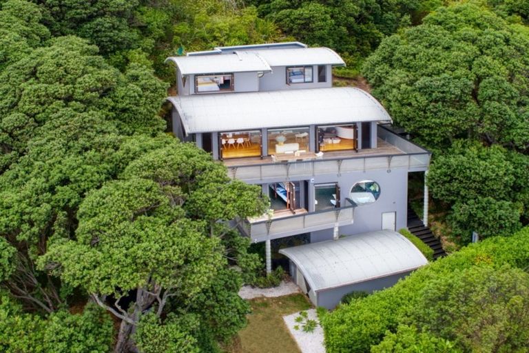 Photo of property in 87 Marine Parade North, Piha, 0772