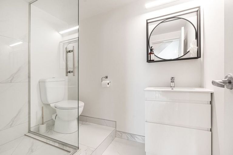 Photo of property in 1/6a Sunnynook Road, Sunnynook, Auckland, 0620