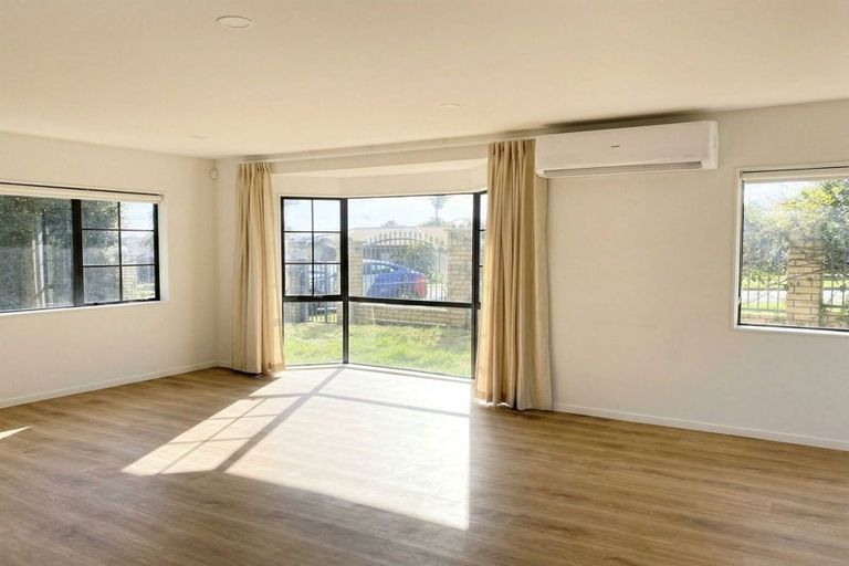 Photo of property in 2 Cyclamen Road, Mangere, Auckland, 2022