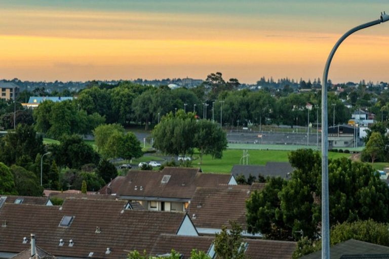 Photo of property in 5/7 Eske Place, Highland Park, Auckland, 2010