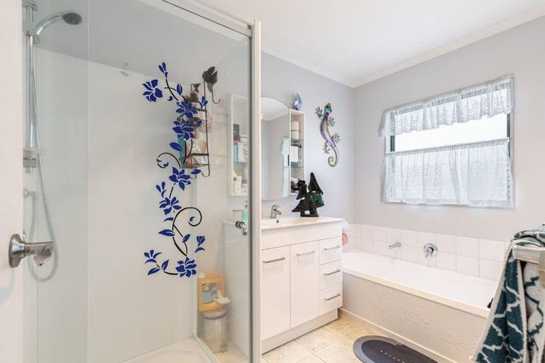 Photo of property in 52 Hewlett Road, Massey, Auckland, 0614