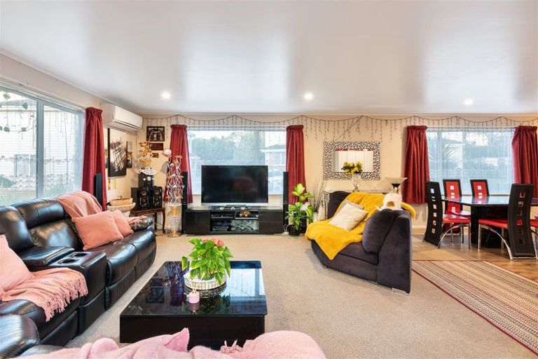 Photo of property in 2 Manatu Lane, Kelston, Auckland, 0602