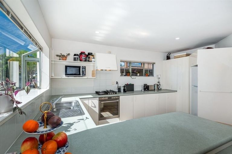 Photo of property in 1/140a East Coast Road, Forrest Hill, Auckland, 0620