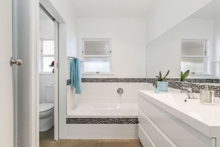 Photo of property in 10 Castleton Street, Birkdale, Auckland, 0626