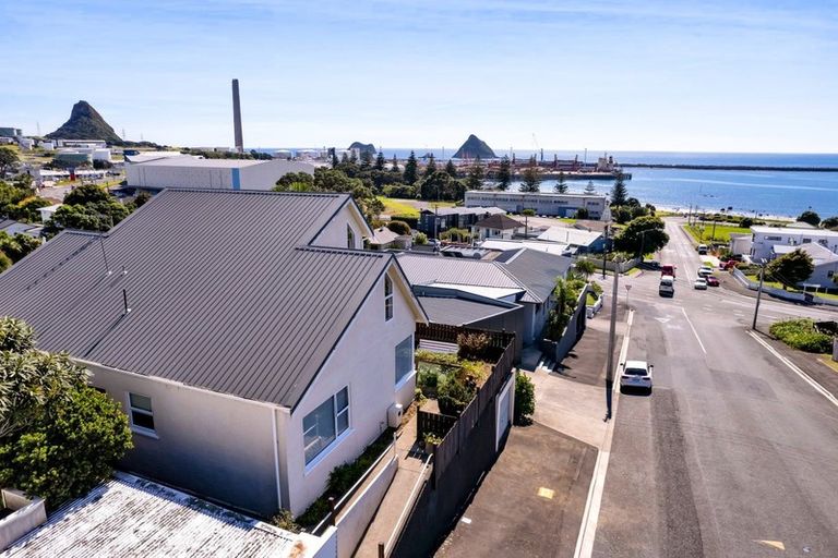 Photo of property in 22 Bayly Road, Moturoa, New Plymouth, 4310