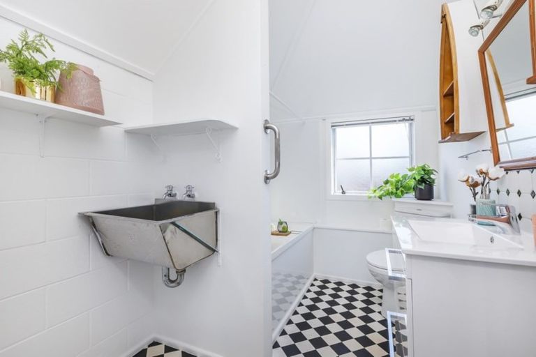 Photo of property in 116 Akaroa Drive, Maupuia, Wellington, 6022