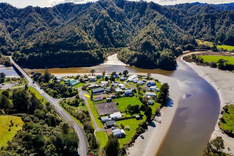 Photo of property in 17 Tongaporutu Road, Tongaporutu, Urenui, 4378