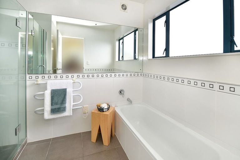 Photo of property in 4 Roberts Road, Matakatia, Whangaparaoa, 0930