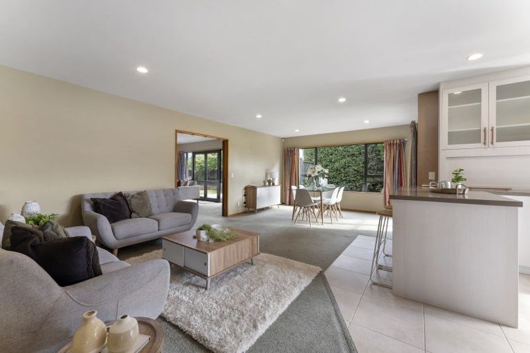 Photo of property in 27 Thornwood Place, Redwood, Christchurch, 8051