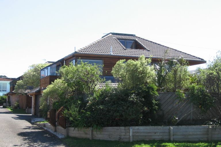 Photo of property in 1/36 Beach Road, Castor Bay, Auckland, 0620