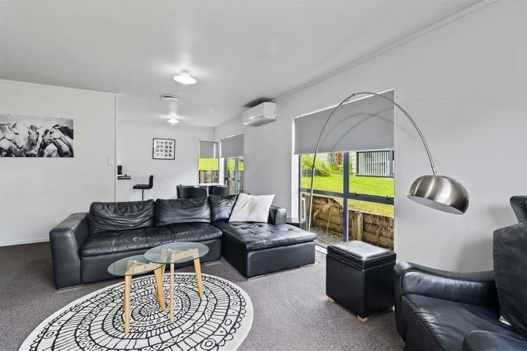 Photo of property in 11 Lanier Place, Glendene, Auckland, 0602