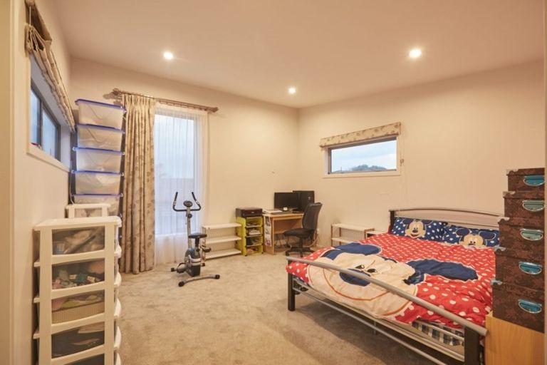 Photo of property in 72c Hobsonville Road, West Harbour, Auckland, 0618