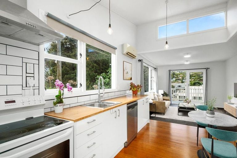 Photo of property in 6d Rewa Terrace, Tawa, Wellington, 5028