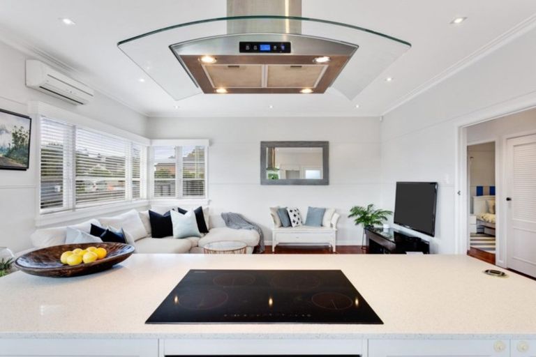 Photo of property in 15 Eversleigh Road, Belmont, Auckland, 0622