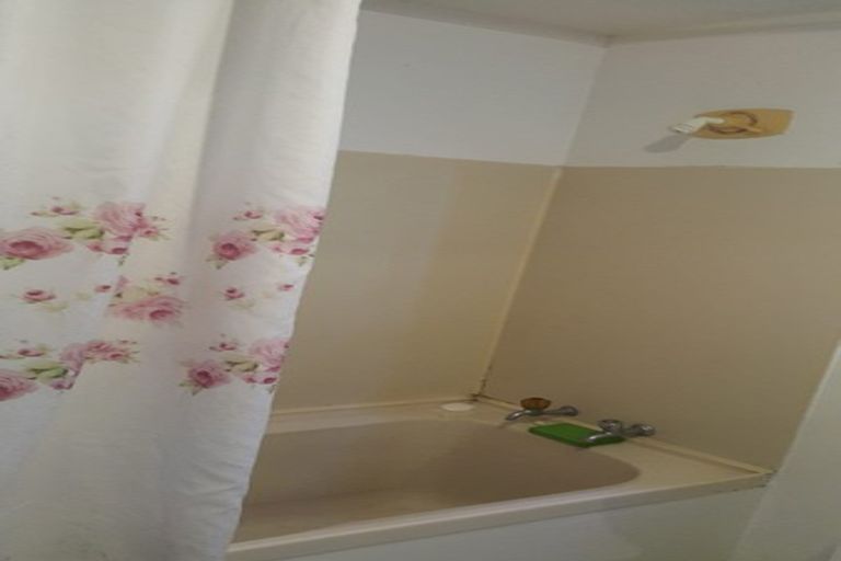 Photo of property in 2/523 Glenfield Road, Glenfield, Auckland, 0629