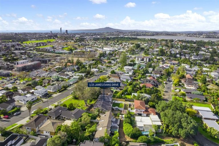 Photo of property in 1/25 James Evans Drive, Northcote, Auckland, 0627