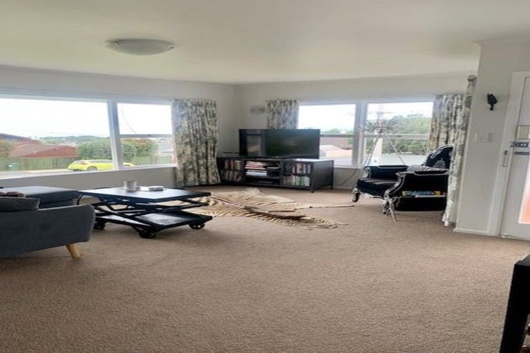 Photo of property in 2/96 East Coast Road, Forrest Hill, Auckland, 0620