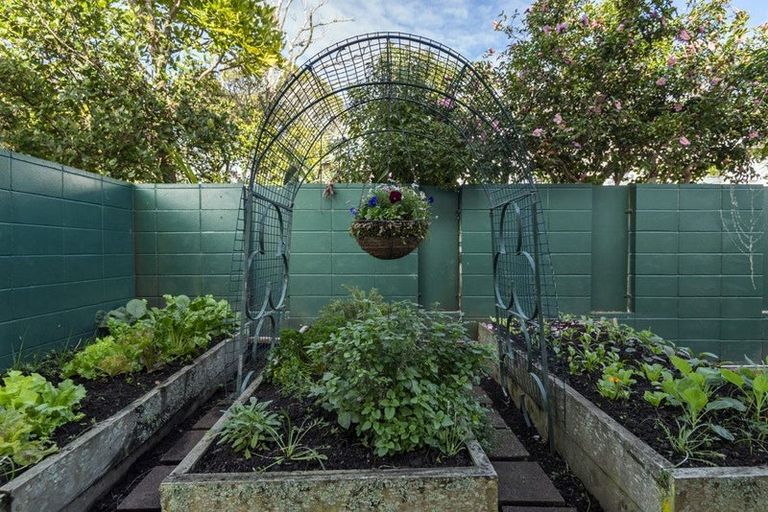 Photo of property in 1/33 Eversleigh Road, Belmont, Auckland, 0622