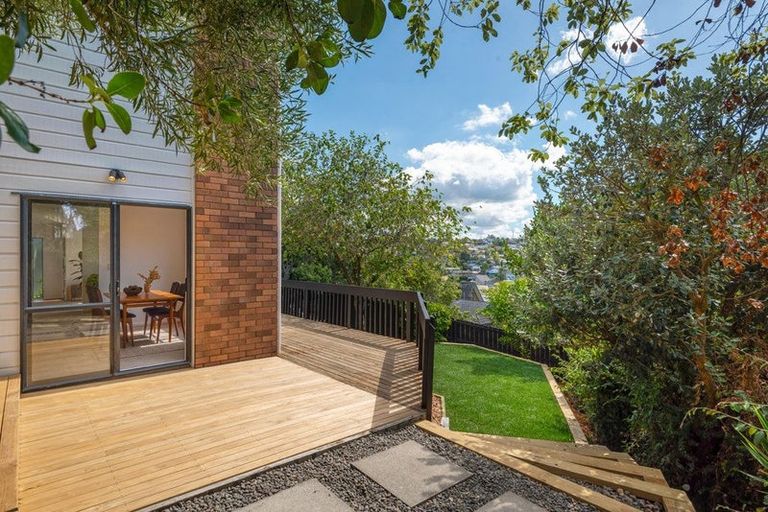 Photo of property in 2/12 Helicon Place, Totara Vale, Auckland, 0629