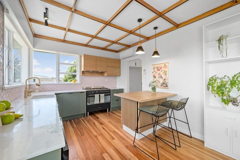 Photo of property in 5 Turville Crescent, Newlands, Wellington, 6037