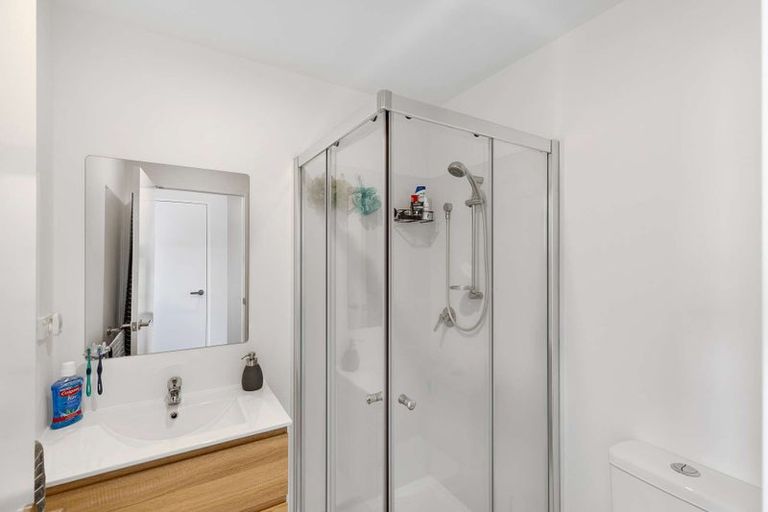 Photo of property in 5/119 Bruce Mclaren Road, Henderson, Auckland, 0612