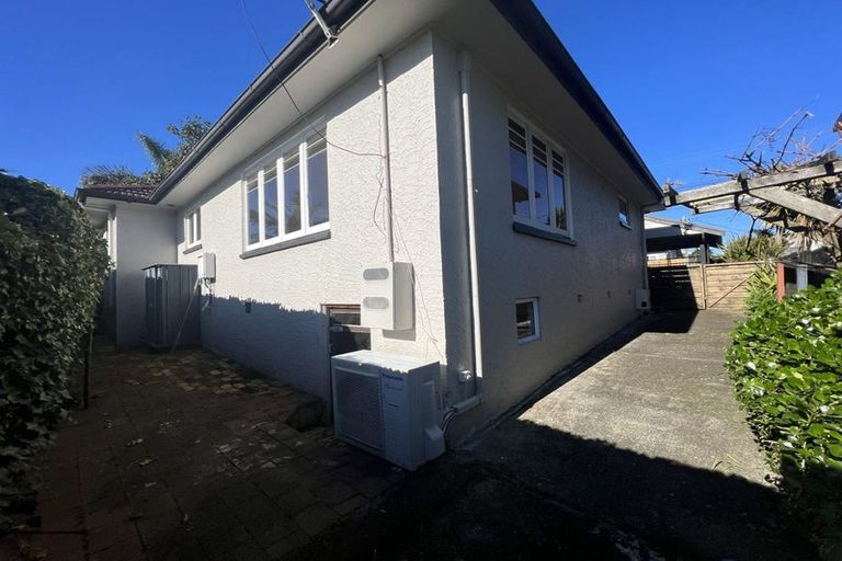 Photo of property in 1/9 Corrella Road, Belmont, Auckland, 0622