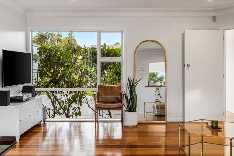 Photo of property in 4 Divich Avenue, Te Atatu South, Auckland, 0610