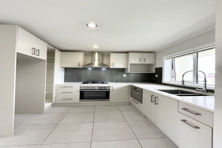 Photo of property in 16 Rosses Place, Pinehill, Auckland, 0632