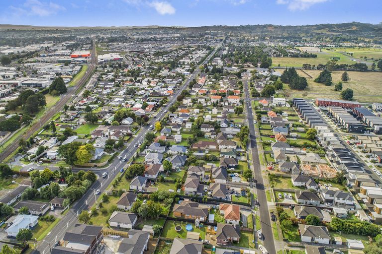 Photo of property in 25 Arimu Road, Papakura, 2110