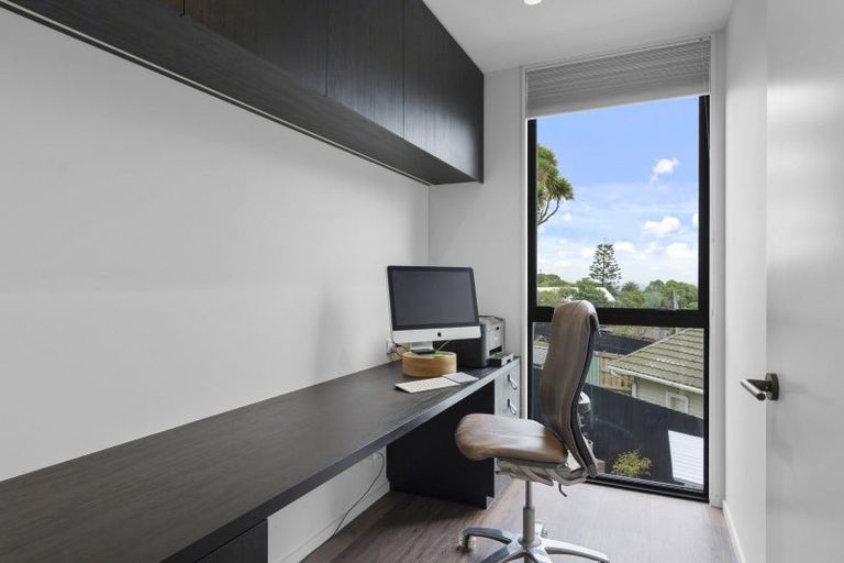 Photo of property in 32 Mount Pleasant Road, Mount Pleasant, Christchurch, 8081