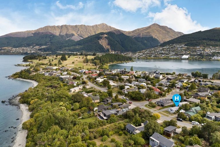 Photo of property in 23 Cedar Drive, Kelvin Heights, Queenstown, 9300