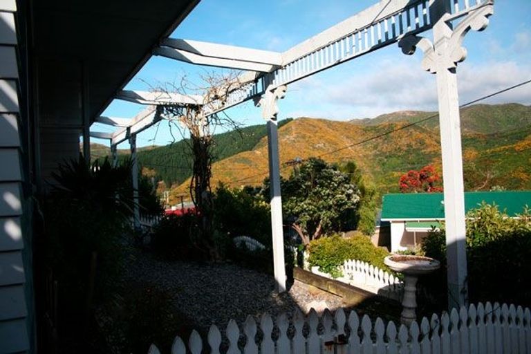 Photo of property in 25 Montreal Grove, Kingston, Wellington, 6021