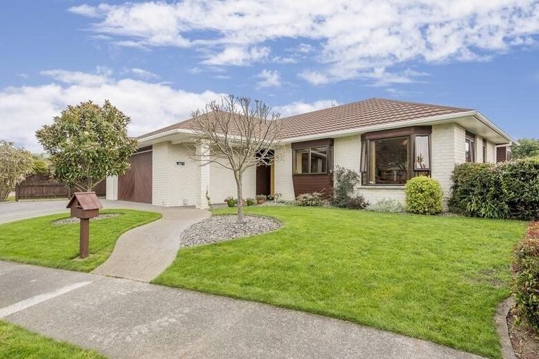 Photo of property in 8 Runanga Grove, Waikanae, 5036