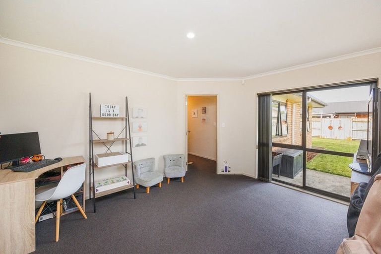 Photo of property in 15 Chestnut Close, Kelvin Grove, Palmerston North, 4414