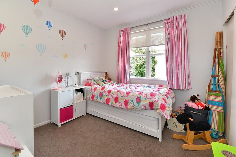 Photo of property in 1/5 September Place, Forrest Hill, Auckland, 0620