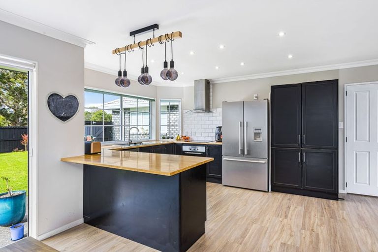 Photo of property in 33 Maygrove Drive, Orewa, 0931