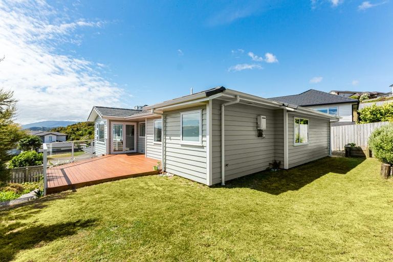Photo of property in 14 Canary Way, Whitby, Porirua, 5024