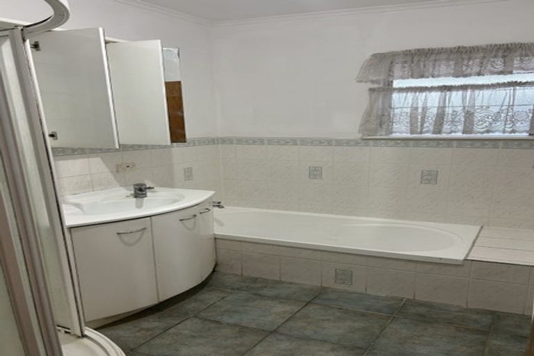 Photo of property in 2 Sunburst Street, Papakura, 2110