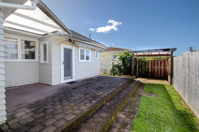 Photo of property in 16 Oxford Street, Fairfield, Hamilton, 3214