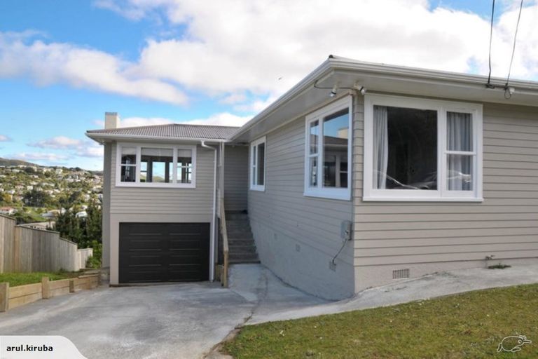 Photo of property in 48 Brooker Grove, Newlands, Wellington, 6037