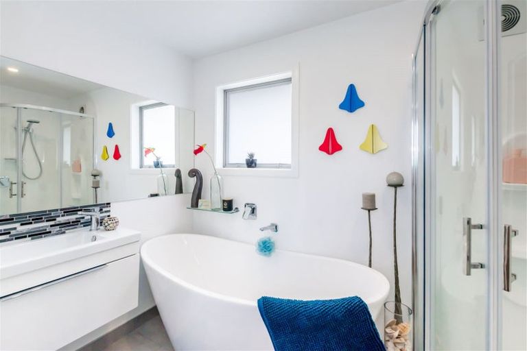 Photo of property in 11 Kotare Street, Waikanae, 5036