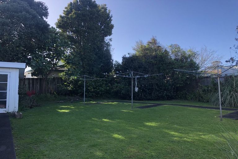 Photo of property in 2/1 Bellcroft Place, Belmont, Auckland, 0622