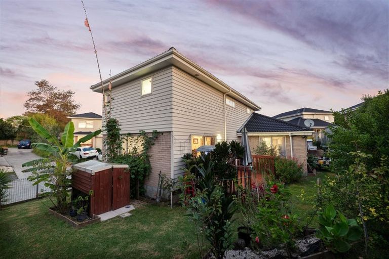 Photo of property in 2 Manatu Lane, Kelston, Auckland, 0602