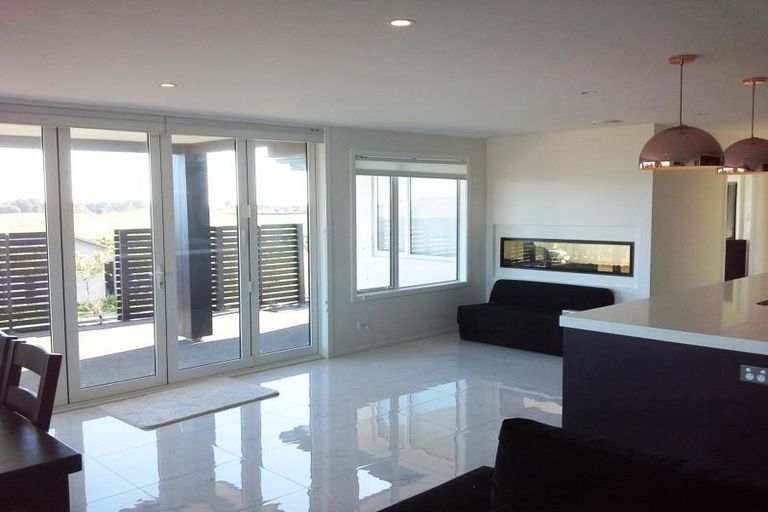 Photo of property in 4 Vardon Way, Waiwhakaiho, New Plymouth, 4312